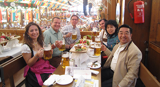 2012年10月集團總裁程清豐走訪BSH，在啤酒節狂歡夜上與客戶合影留念